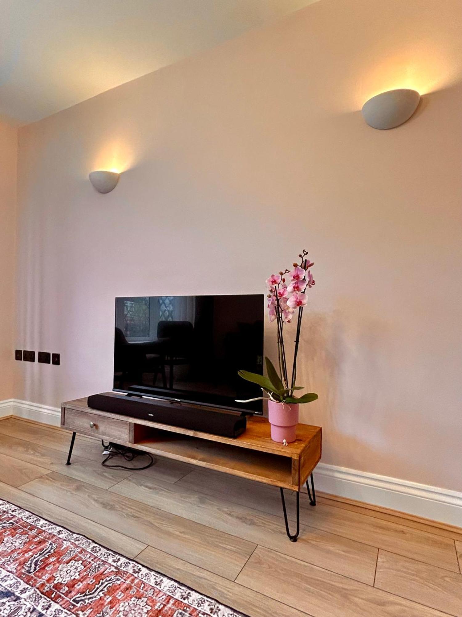 Nature Inspired Bungalow With 3 Rooms - 10 Mins From Manchester Airport Timperley Exterior photo