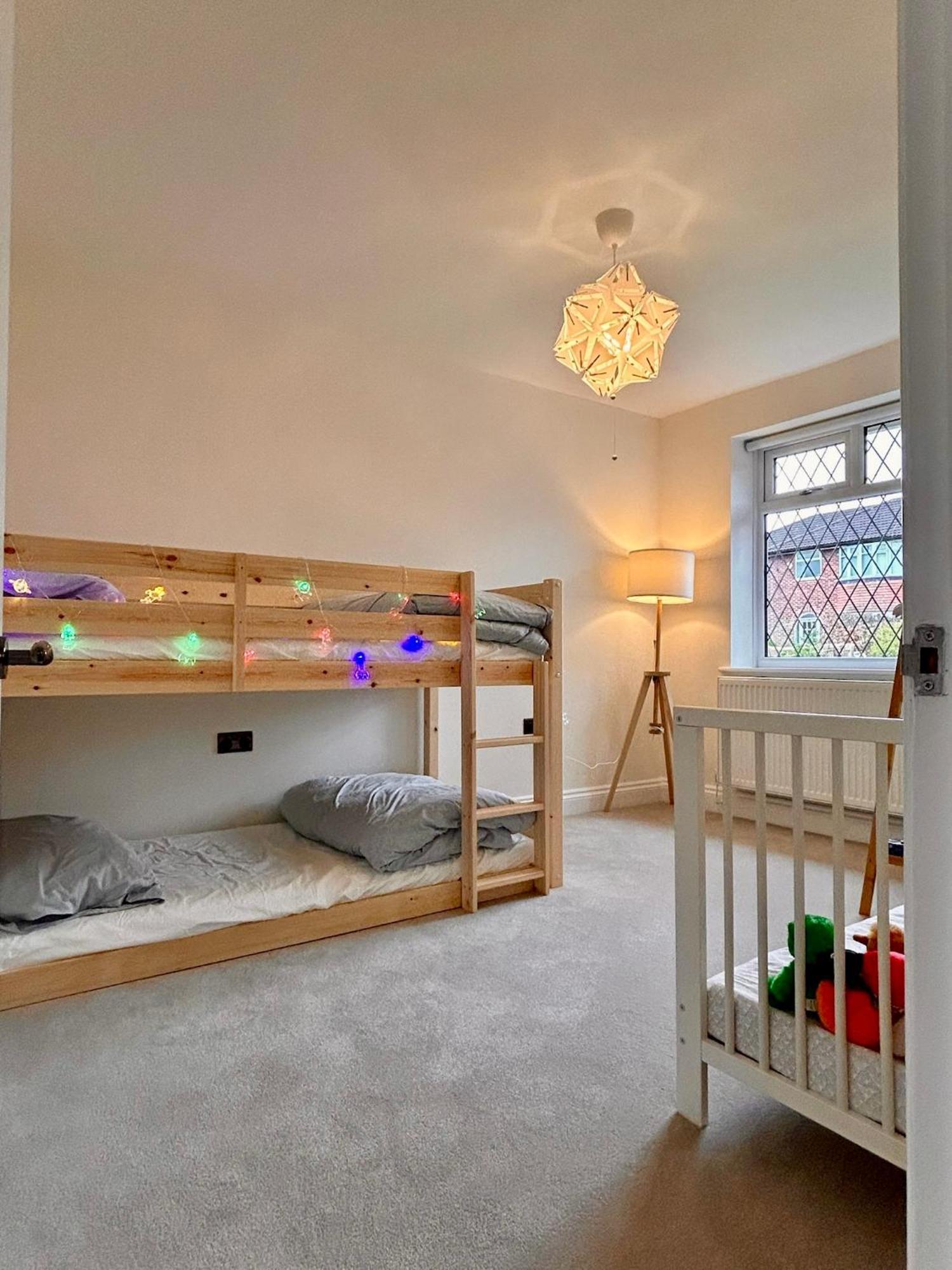 Nature Inspired Bungalow With 3 Rooms - 10 Mins From Manchester Airport Timperley Exterior photo