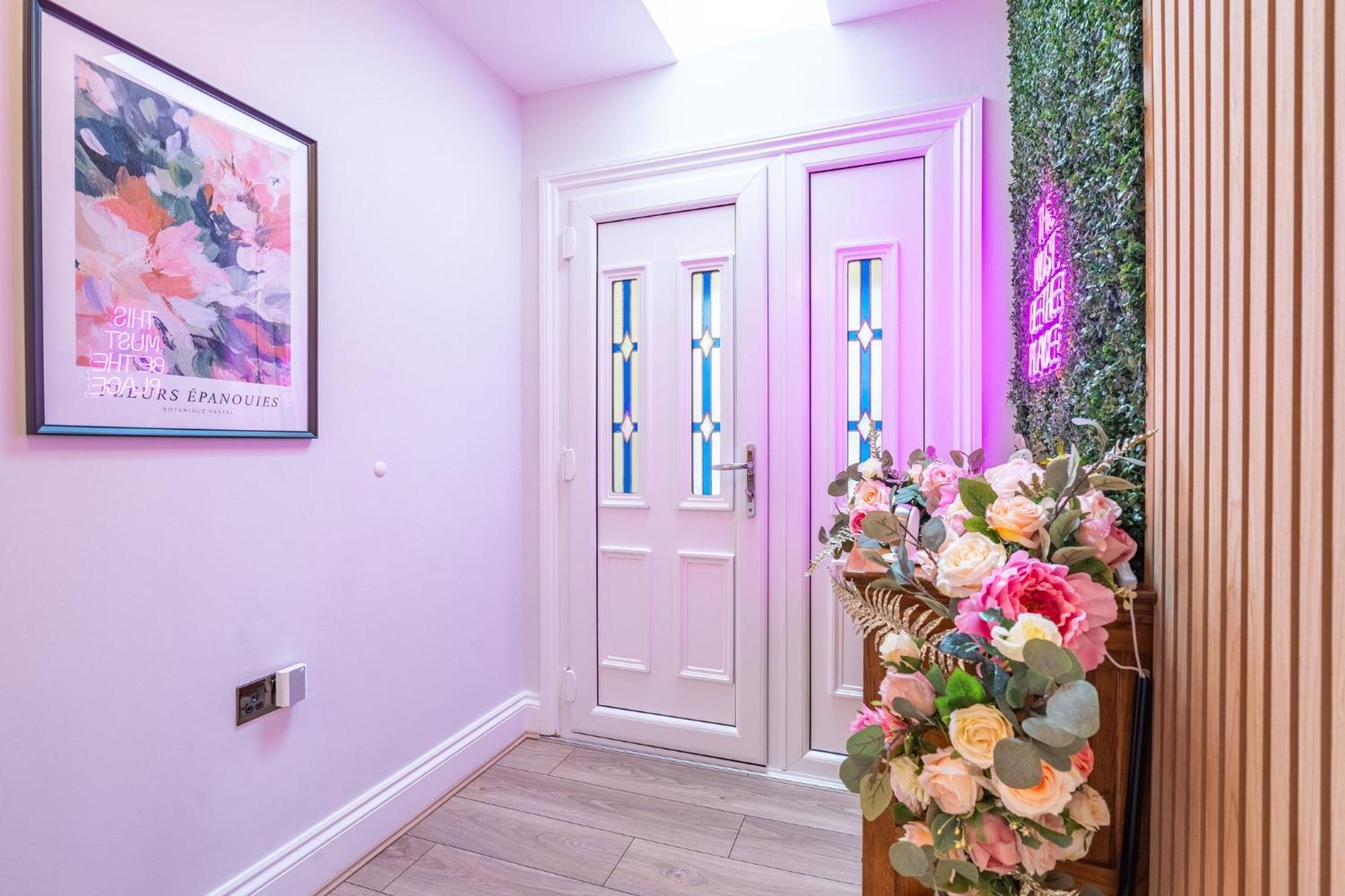 Nature Inspired Bungalow With 3 Rooms - 10 Mins From Manchester Airport Timperley Exterior photo