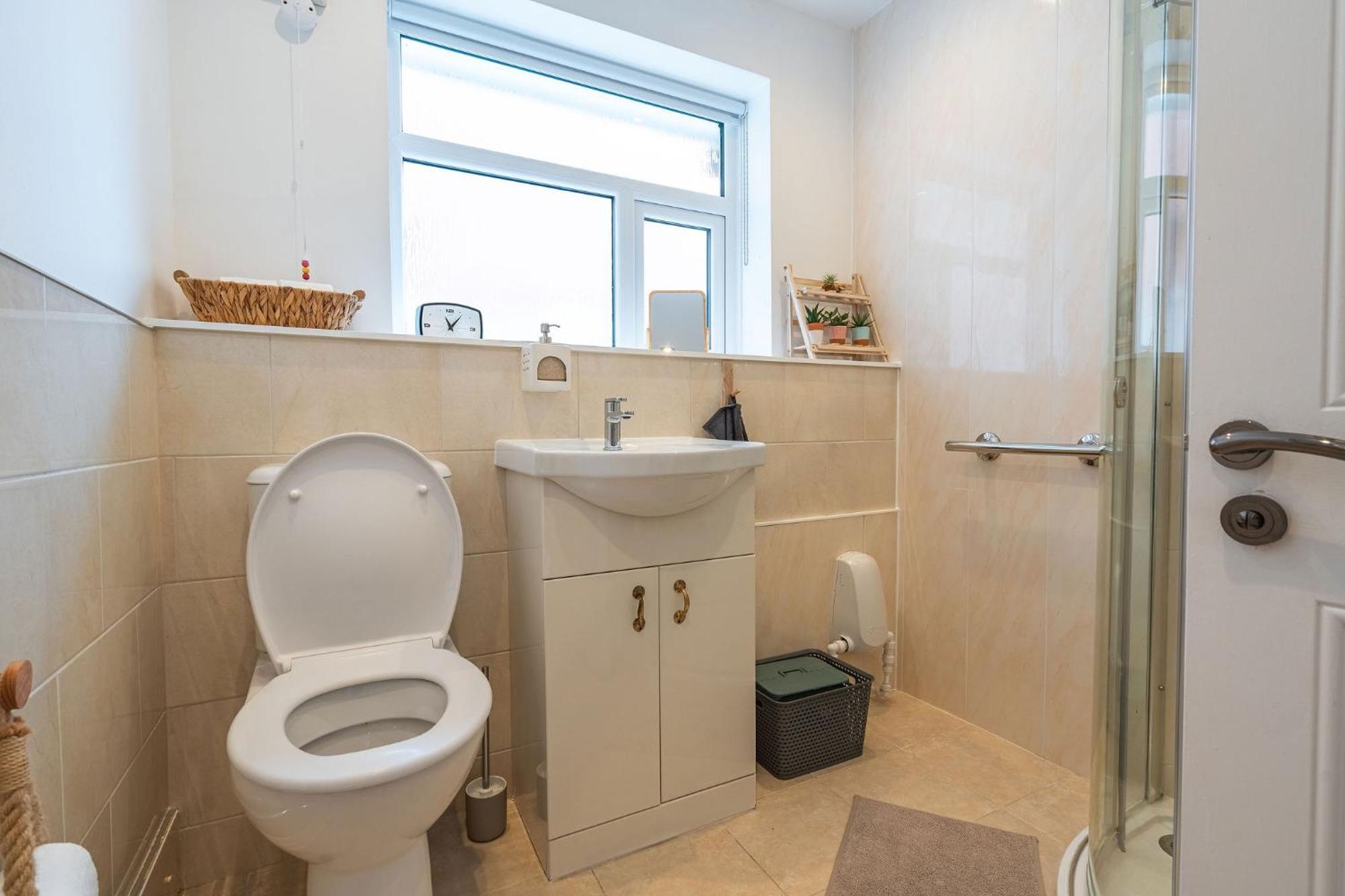 Nature Inspired Bungalow With 3 Rooms - 10 Mins From Manchester Airport Timperley Exterior photo