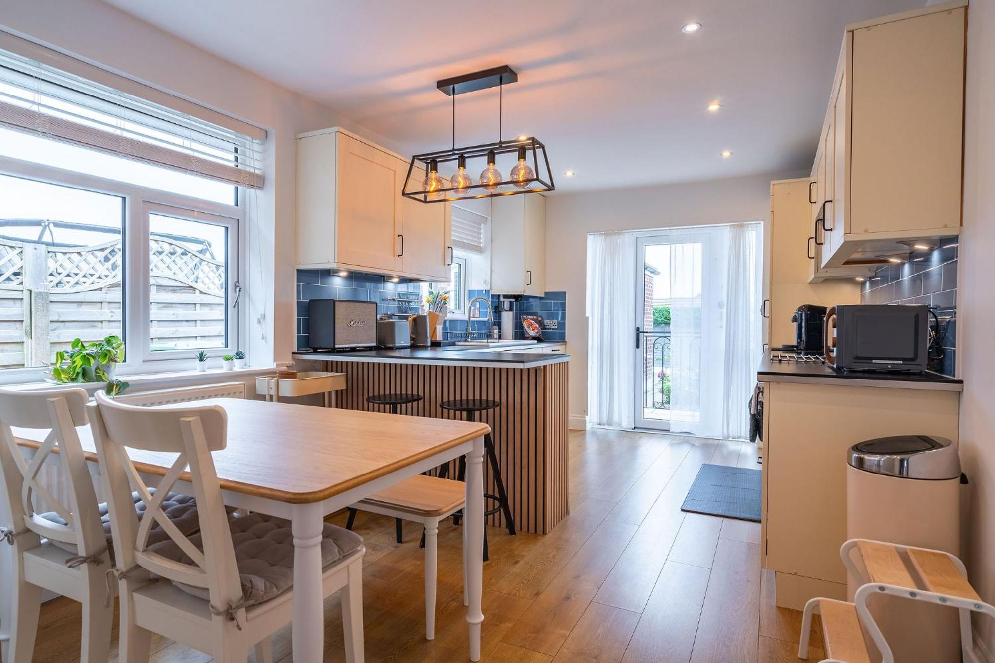 Nature Inspired Bungalow With 3 Rooms - 10 Mins From Manchester Airport Timperley Exterior photo